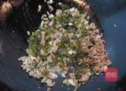 雪菜肉末炒蚕豆的做法图解4