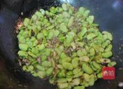 雪菜肉末炒蚕豆的做法图解5