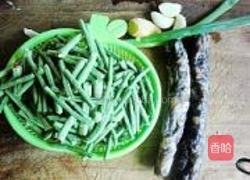 豆角炒香肠的做法图解1