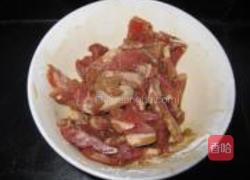 绿豆芽炒肉的做法图解3