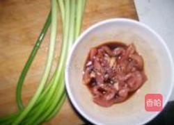 蒜苔炒肉的做法图解1