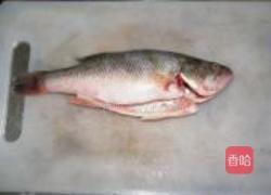 清蒸鲈鱼的做法图解1