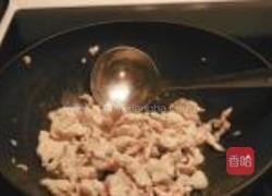 双菇炒鸡片的做法图解2