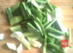 蒜苗炒蘑菇的做法图解1