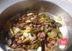 酸黄瓜炒鸡胗的做法图解5