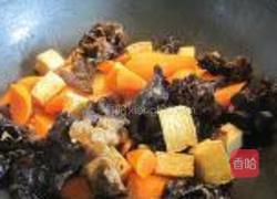 木耳萝卜焖豆腐鱼饼的做法图解4