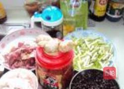 盐碱蒜苔回锅肉的做法图解1