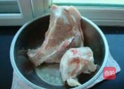 猪骨汤炖白菜海带的做法图解1