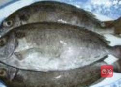 酸梅煮海鱼的做法图解1