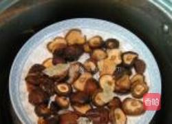 冬菇焖土鸡的做法图解1