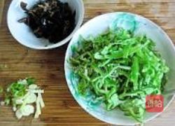 青椒炒肉丝的做法图解3