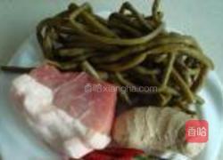 酸豇豆炒肉丁的做法图解1