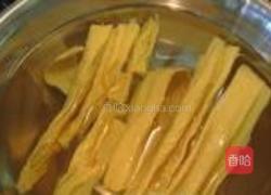 腐竹黄瓜清拌花生米的做法图解2