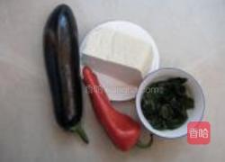 豆腐焖茄子的做法图解1
