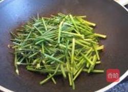 三文鱼骨韭菜花的做法图解6