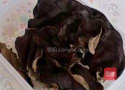 黄豆芽炒木耳的做法图解1