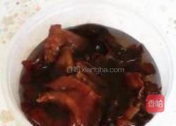 黄豆芽炒木耳的做法图解2