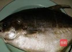 茄汁银鲳鱼的做法图解1