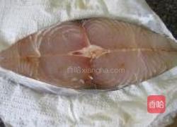 姜葱煎焗马鲛鱼的做法图解2