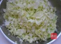 肉饼包菜炒粿条的做法图解3