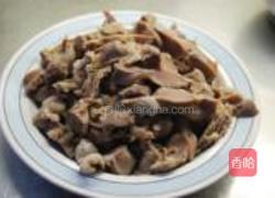 辣白菜炒鸡胗的做法图解2