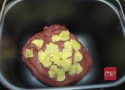 红曲蜜枣面包的做法图解2