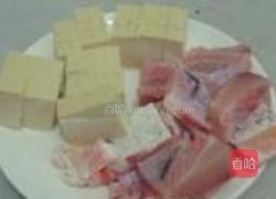 鱼腩烧豆腐的做法图解1