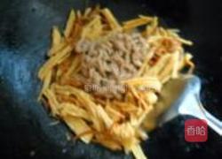 豆瓣腐竹鱿鱼丝的做法图解8