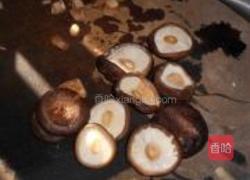 冬菇扒鸭的做法图解2