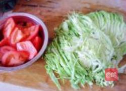 番茄木耳卷心菜的做法图解2