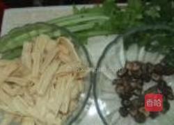 香菇炒腐竹的做法图解1