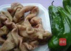 青椒炒肥肠的做法图解1