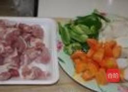 炒芋头与鸡肉的做法图解1