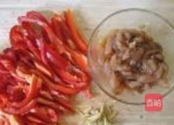 黑椒鸡丝炒红椒的做法图解1
