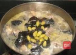 黑木耳白果炖鸡汤的做法图解6