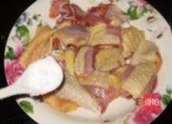 黑木耳白果炖鸡汤的做法图解1