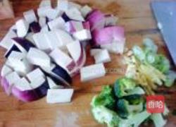 西兰花烧茄子的做法图解1