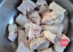 黄芪黄豆煲猪爪的做法图解1