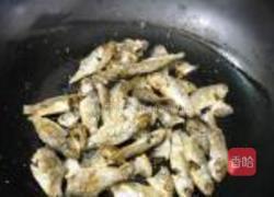 辣椒圈炒火焙鱼的做法图解3