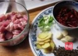 辣子肉丁的做法图解1