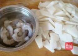 白萝卜烩虾仁的做法图解2