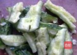 黄瓜拌黑木耳的做法图解3