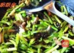蒜苗木耳炒肉丝的做法图解4