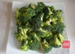 上汤西兰花的做法图解1