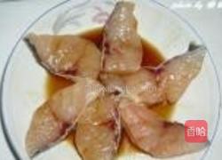 六角星榨菜蒸鱼的做法图解1