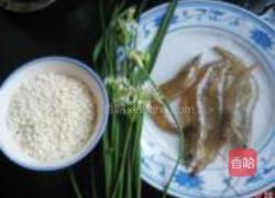 韭菜花鲜虾糯米粥的做法图解1