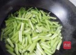 花生西芹的做法图解5
