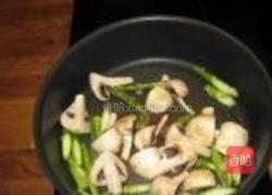 口蘑烩芦笋的做法图解6