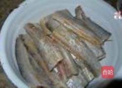 烙饼卷带鱼的做法图解1