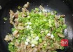 辣椒大蒜炒油渣的做法图解10